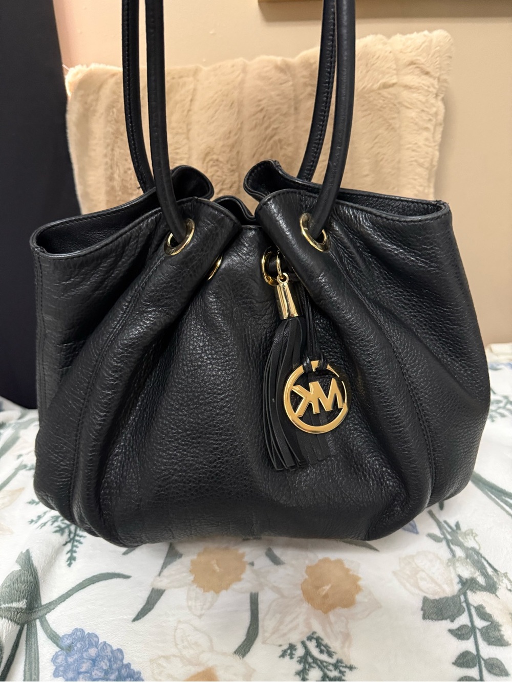 Michael Kors Camden Large Drawstring Cinch Hobo Tote in Black Pebbled Leather